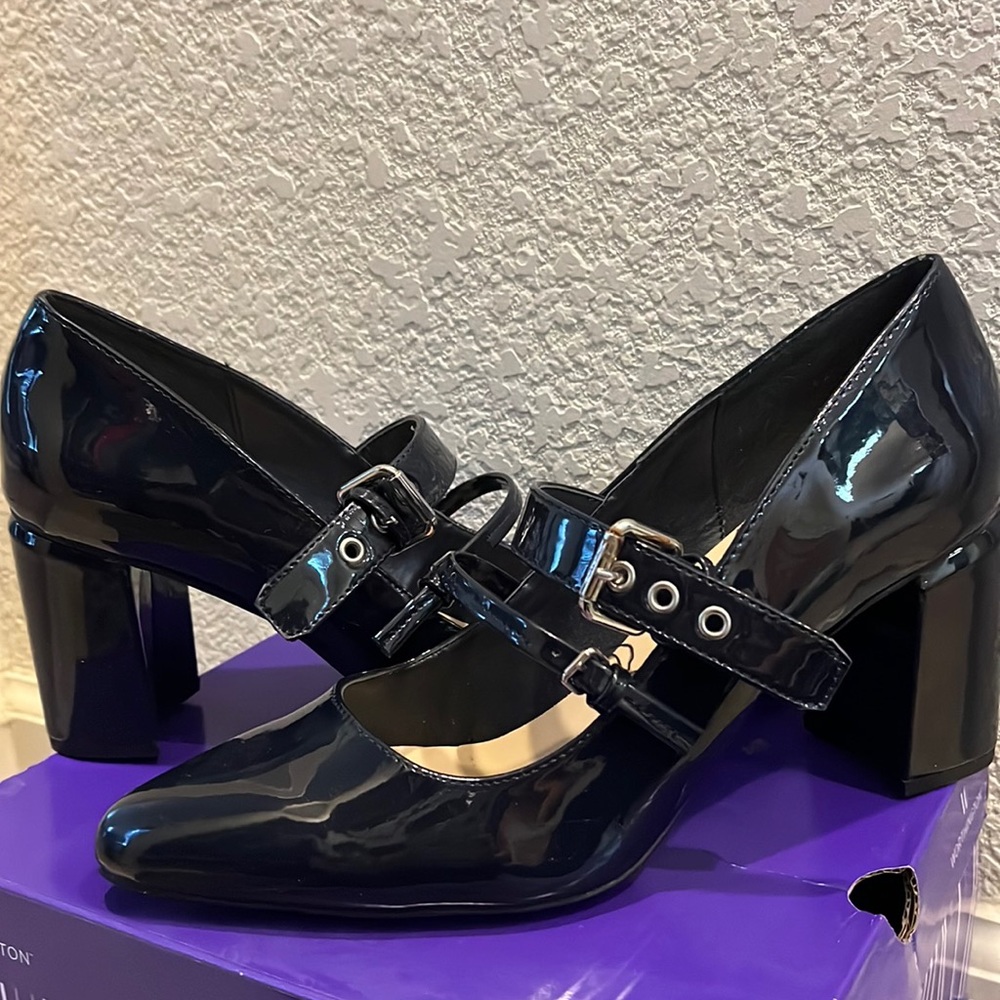 Navy blue simply styled women’s heel, size 10 med, worn once